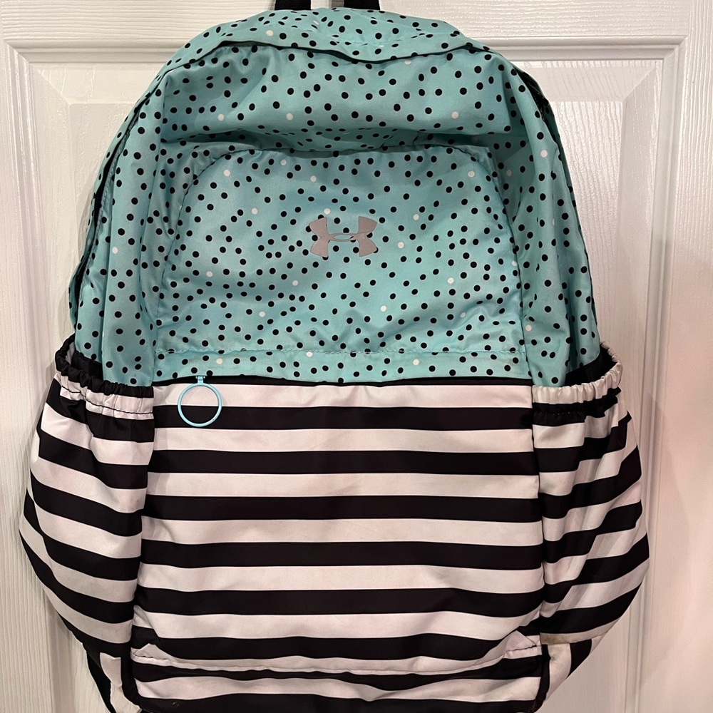 Under Armour Back Pack gently used and in great condition. Zippers work.